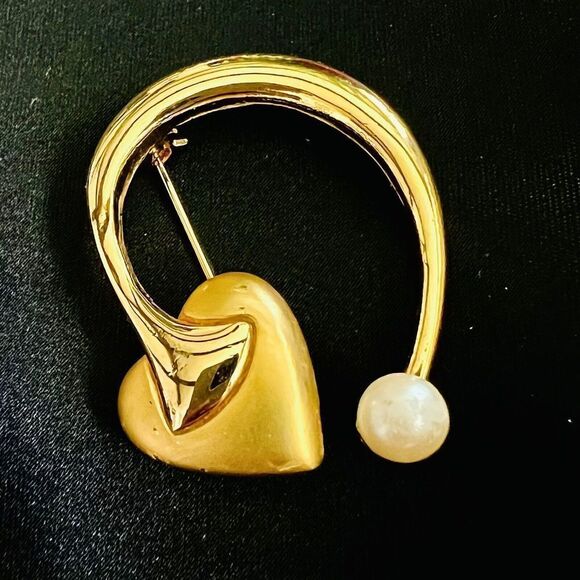 Vintage RARE Devil’s Tail Brooch Pearl Shiny and Brushed Gold Tone STUNNING 4038 - Picture 1 of 13